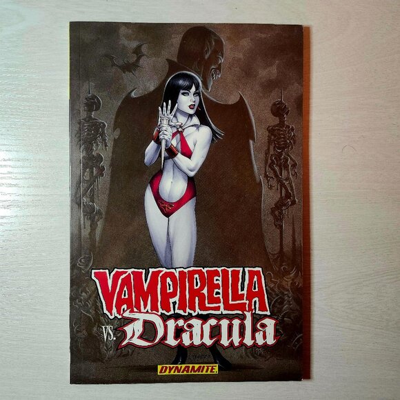 Vampirella Vs Dracula Graphic Novel - Picture 1 of 2